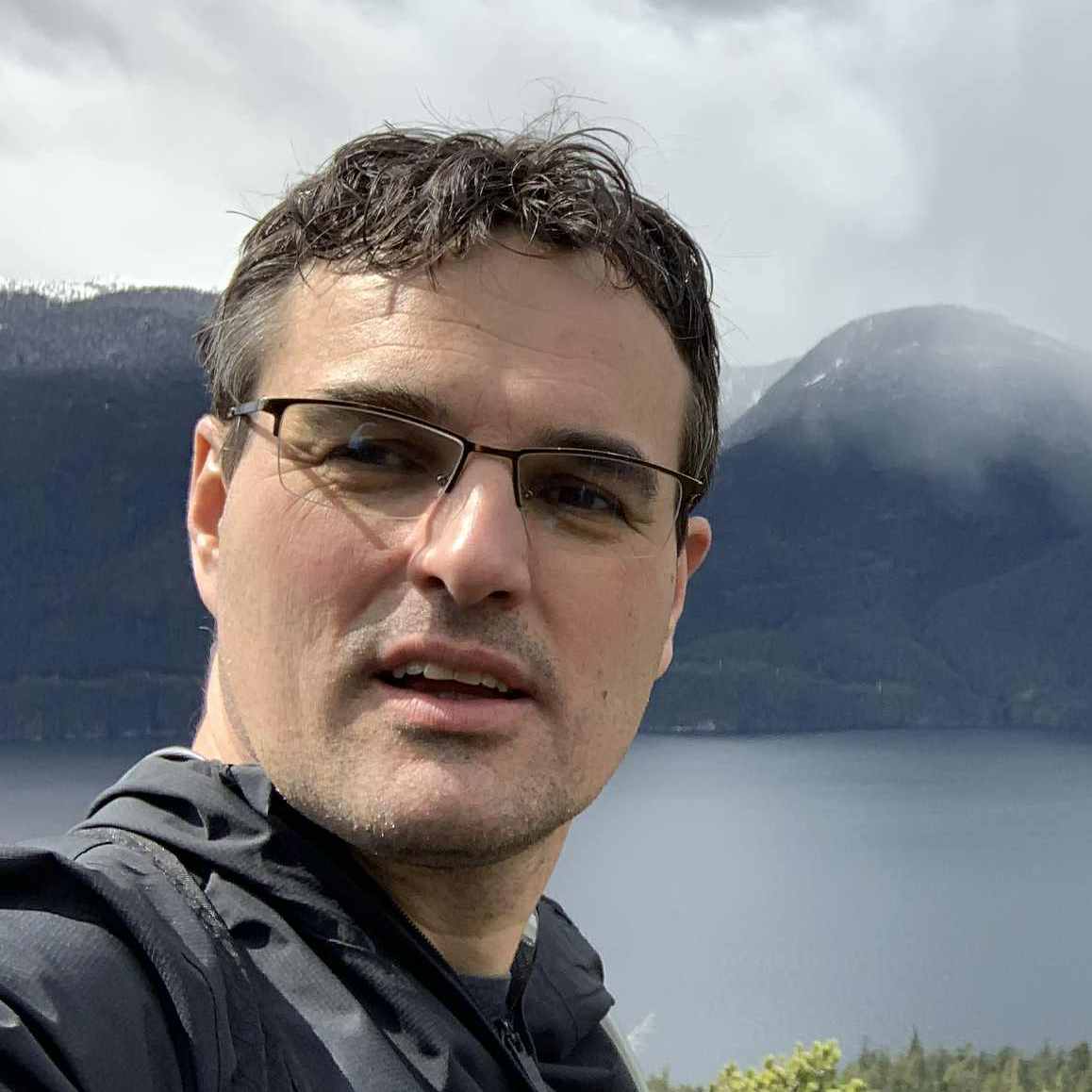 Váczi Gyula - Alapító, ügyvezető